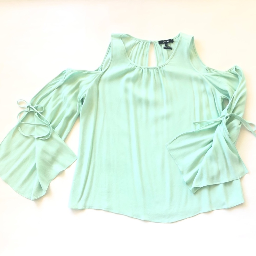S Miss Me Bell Sleeve Cold Shoulder Top Sage EUC - Picture 4 of 5